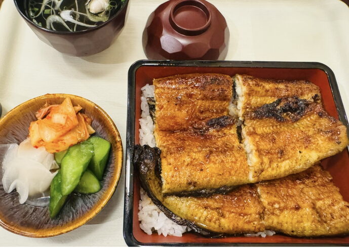 옻칠 도시락의 숯불 장어덮밥, 옆의 절임과 미소시루